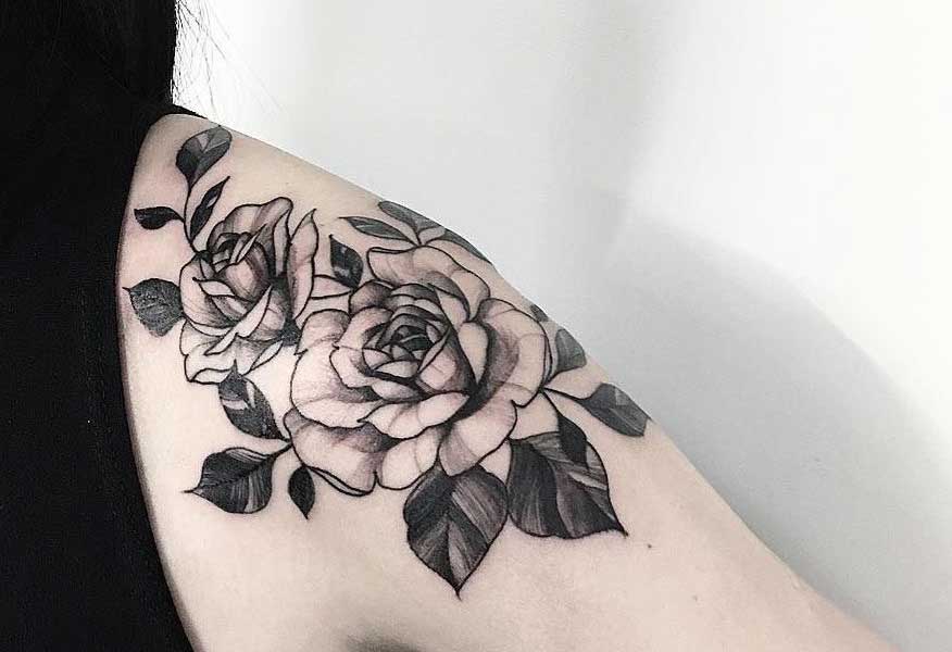 Featured image of post Imagem De Tatuagem Feminina No Ombro - Nessa tatuagem feminina no ombro, a ideia é fazer 2 tatuagens iguais logo a baixo da clavícula, é linda e fica perfeito tatuar botânica com flores tatuagem feminina com flores.