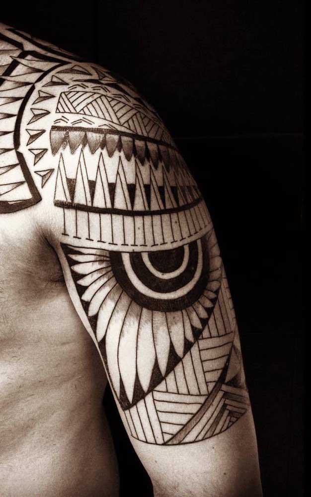 Os traços de uma tatuagem maori são perfeitos.