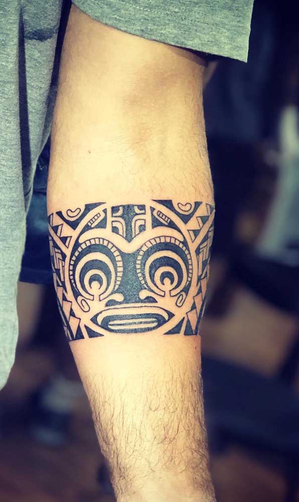 A tattoo no formato de bracelete é uma das mais pedidas tanto por homens quanto por mulheres.