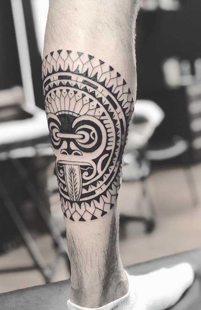 Esse modelo de tatuagem é uma ótima escolha para colocar na perna.