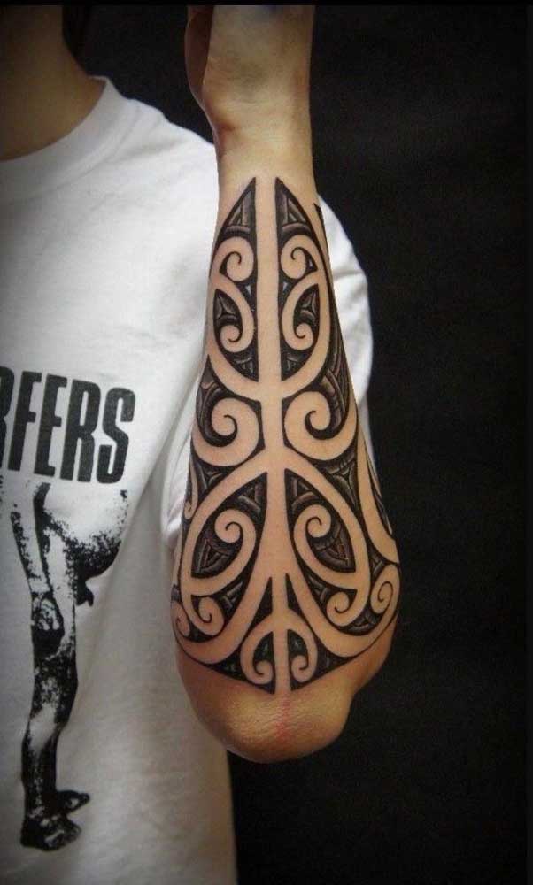 E essa tattoo que mais parece um escudo no braço?