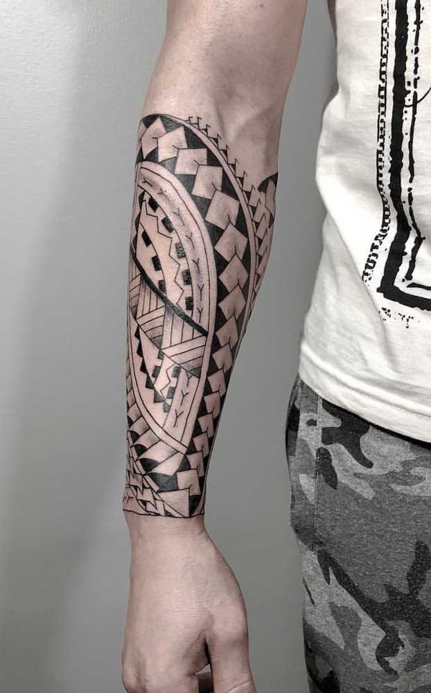 No antebraço a tattoo maori mais parece uma proteção de tão real que fica.