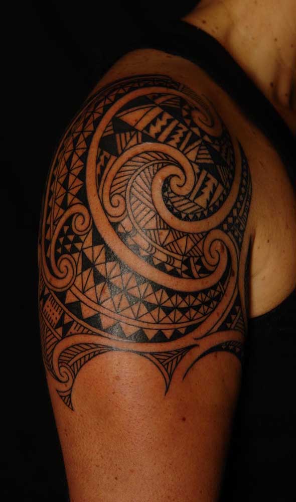 A tatuagem maori fica bem em qualquer tipo de pele, já que destaca a região.