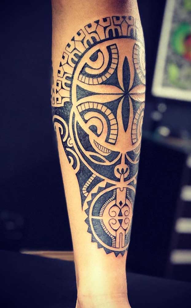 Mas é incrível como a tatuagem maori na perna fica perfeita.