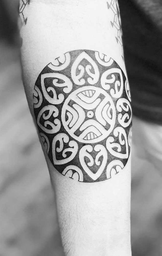 De longe você consegue definir uma tattoo maori.