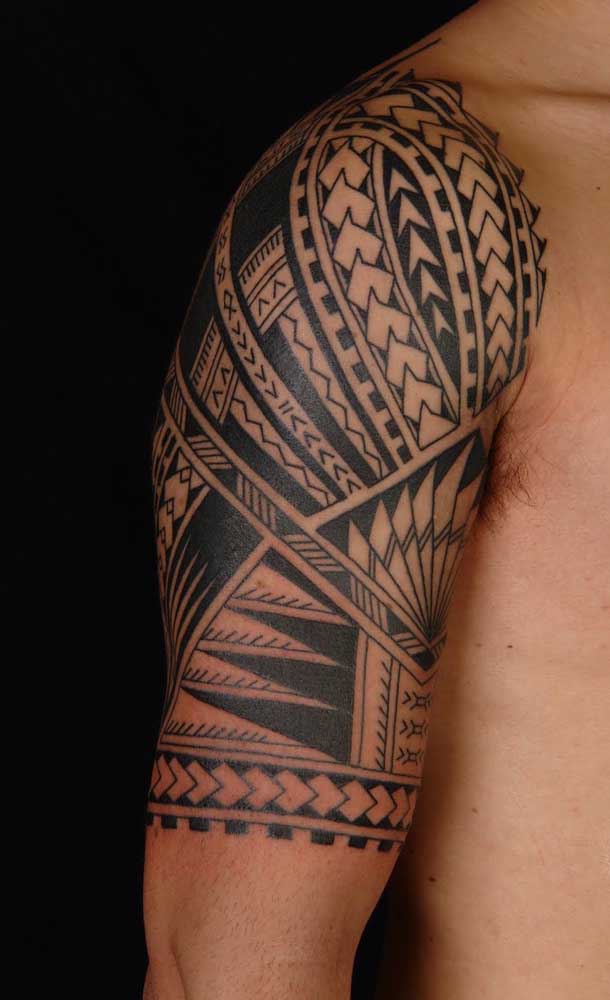 A tatuagem maori no ombro fica perfeita para mostrar a masculinidade.