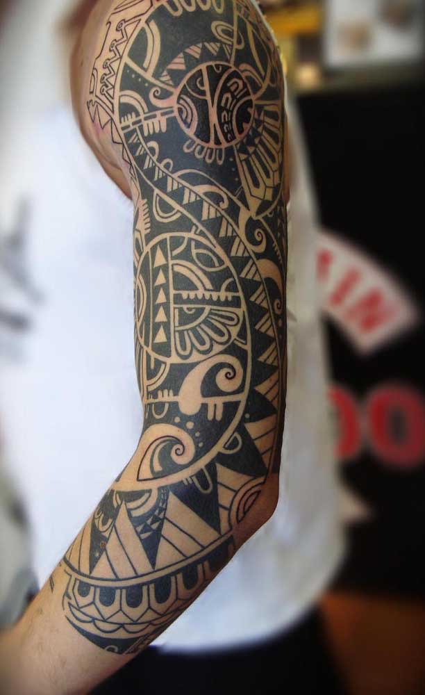 Não é à toa que a maioria dos homens opta em fazer uma tatuagem maori no braço inteiro.