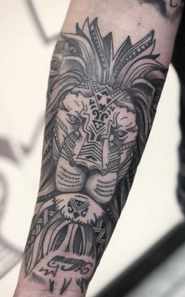 Que tal misturar um desenho maori com figuras de animais na hora de fazer a tatuagem maori?