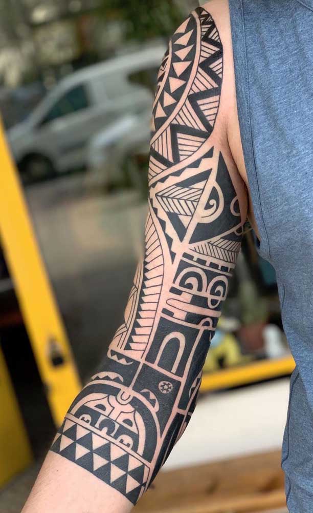 A tatuagem no braço pode ser feita com vários símbolos maori.