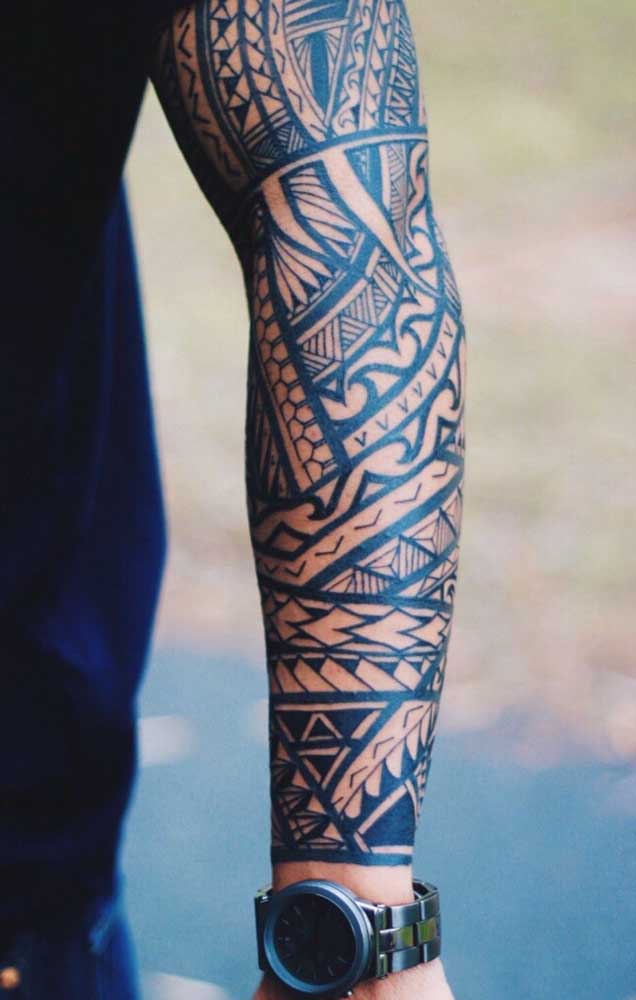 Mas se a intenção é chamar atenção, a melhor opção é fazer uma tatuagem maori no braço inteiro.