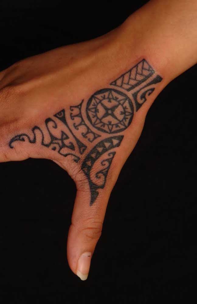 Que tal fazer uma tatuagem maori na mão? Fica mais discreto e delicado.