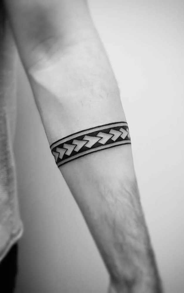 Se você não quer abrir mão de fazer uma tatuagem maori, mas quer algo mais discreto, pode escolher a tatuagem maori bracelete.