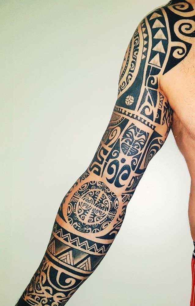 Mas se você quer radicalizar, faça a tattoo maori do ombro até a mão.