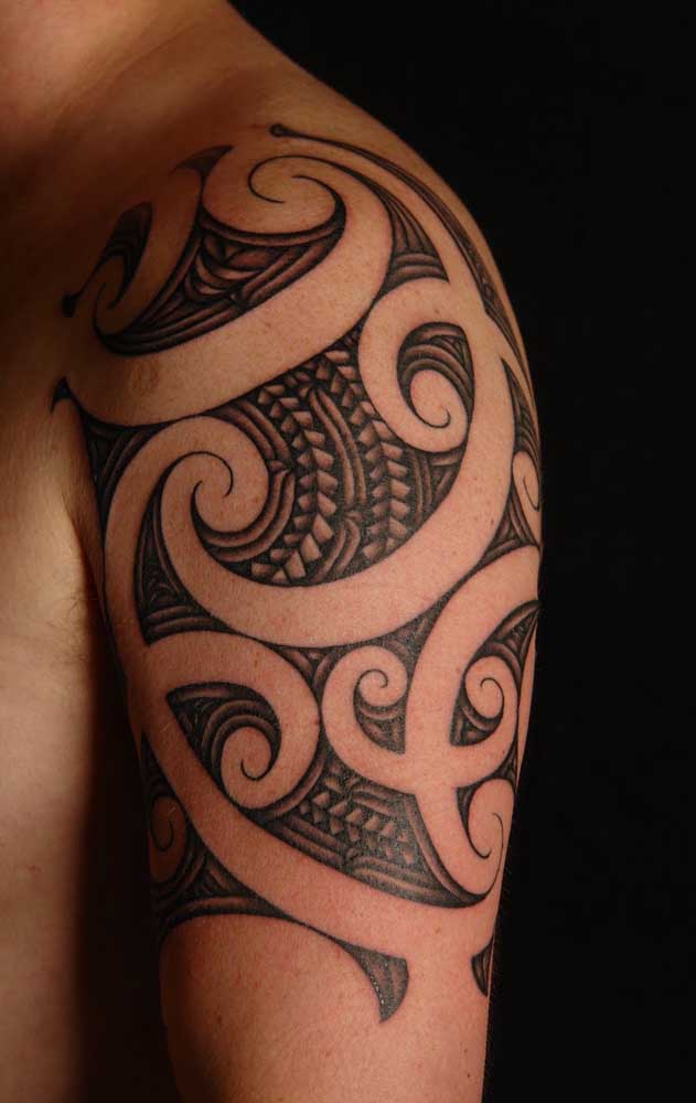 Na hora de fazer a tatuagem maori, saiba escolher o tatuador que realmente conhece a história da tribo.