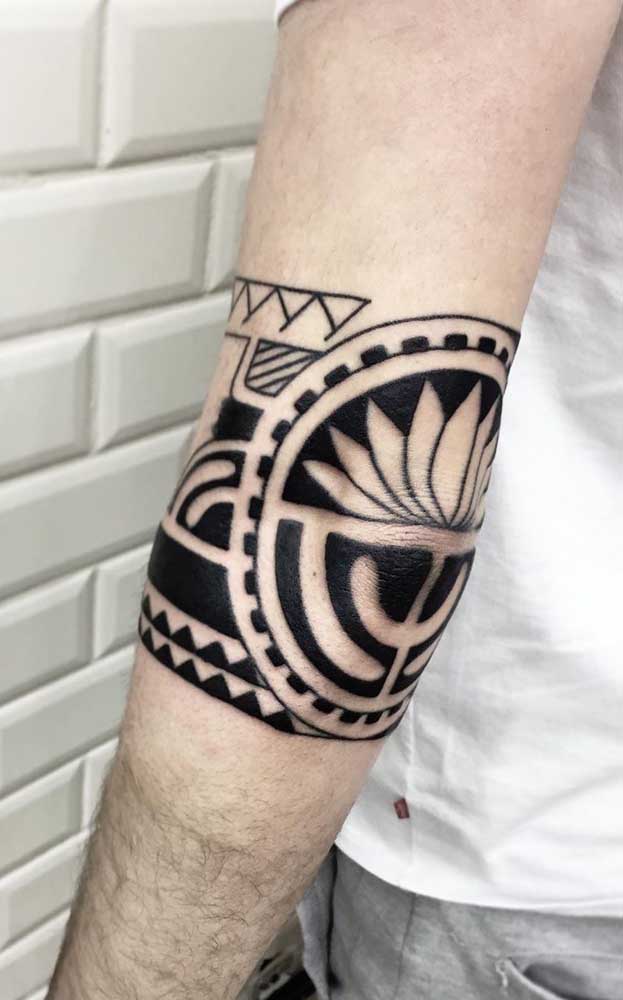 Para as peles mais claras, vale investir na tatuagem maori com traços e cores mais fortes.
