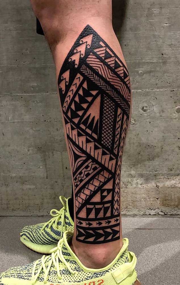 A tatuagem maori na perna além de chamar atenção, deixa a área bem definida.