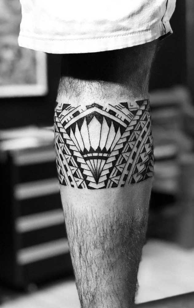 A tatuagem maori na perna define bastante a região e destaca o desenho.