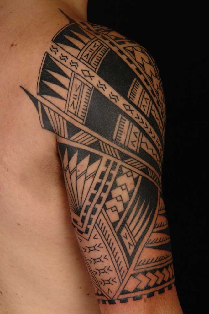 Os traços da tatuagem maori são inconfundíveis.