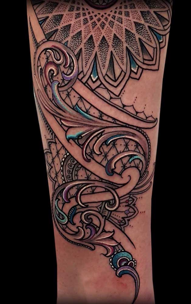 Quem disse que não dá para fazer uma tatuagem maori com detalhes coloridos?