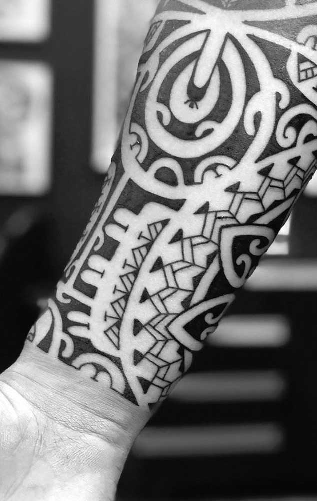 A tatuagem maori no braço é uma das mais escolhidas pelos homens.