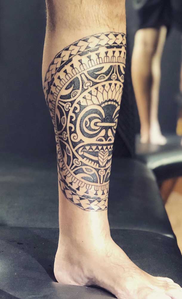 Outra opção de tatuagem maori na perna, só que no formato frontal.