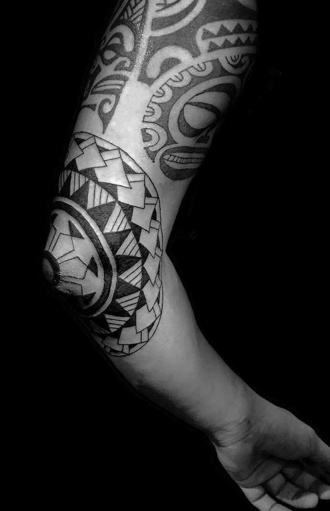 Olha que ideia genial de tatuagem maori no braço.