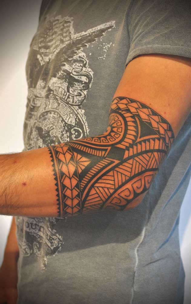 O que acha de fazer uma tattoo maori entre o braço e o antebraço?