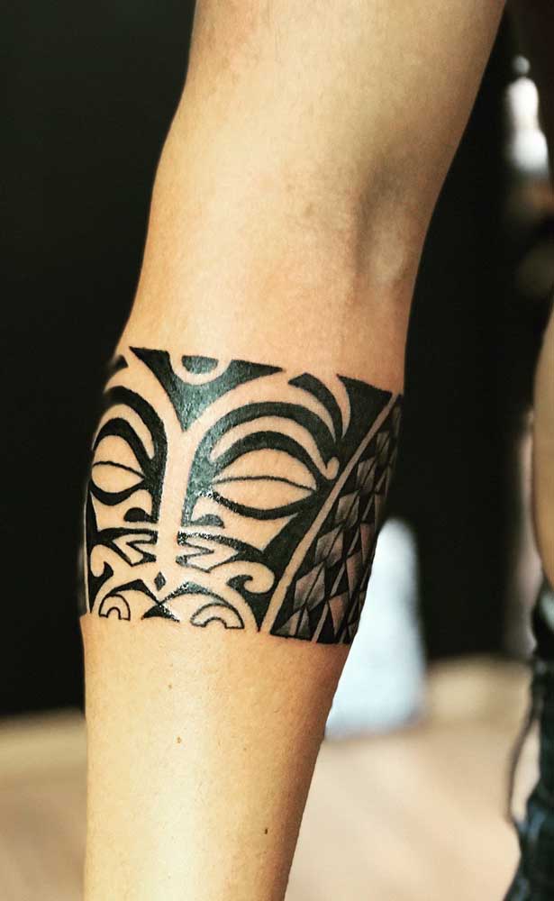 O Tiki Mana é um dos deuses da cultura Maori e sempre é desenhado com os olhos fechados e lábios grandes.