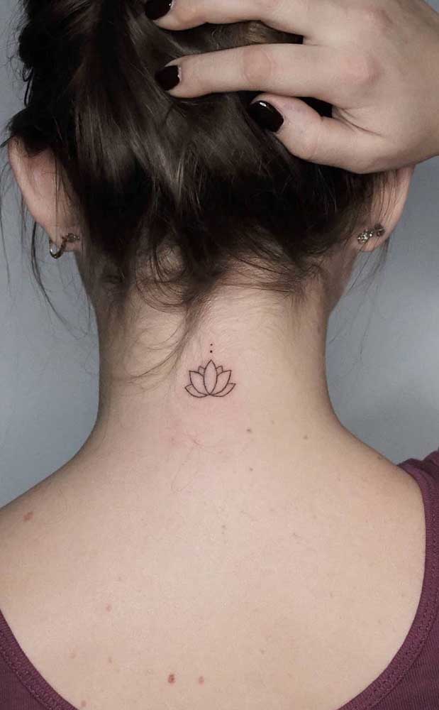 Se você quer fazer algo mais discreto, pode optar por uma tatuagem no pescoço pequena.