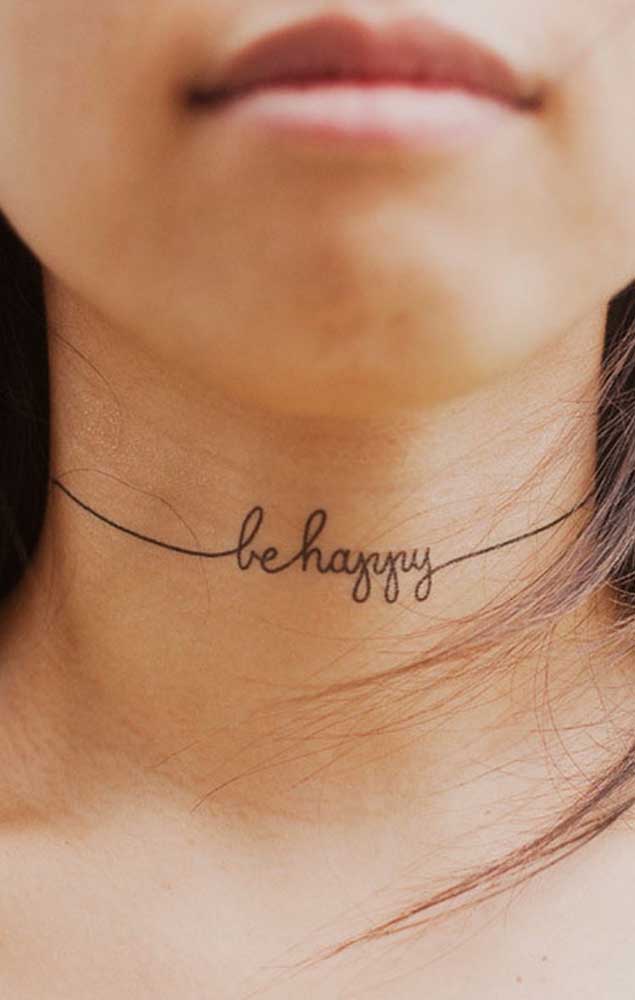 Mostre toda a sua alegria em uma tatuagem de citações no pescoço.
