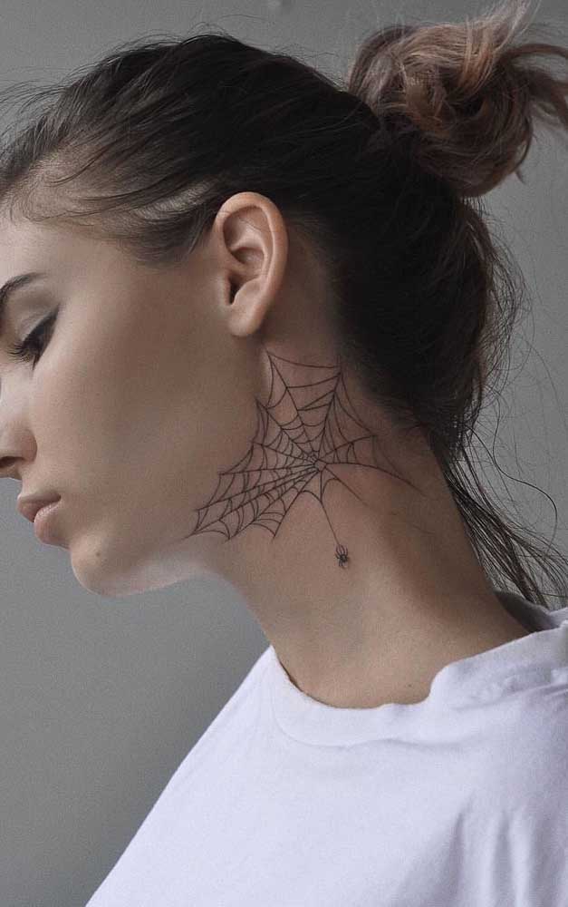 Já pensou em usar uma teia de aranha como tatuagem no pescoço?