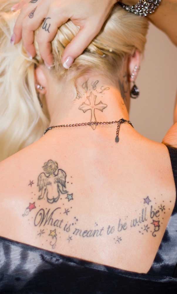 A tatuagem de cruz no pescoço é muito usada tanto por homens quanto por mulheres.