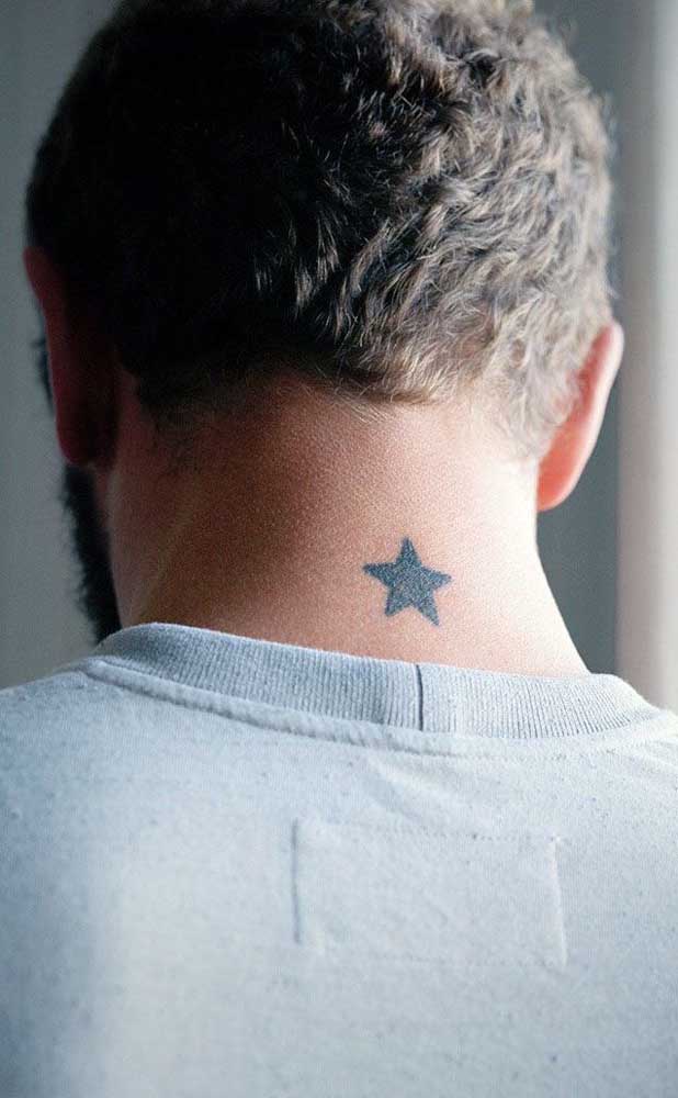 Mas é possível escolher uma tatuagem no pescoço pequena masculina.