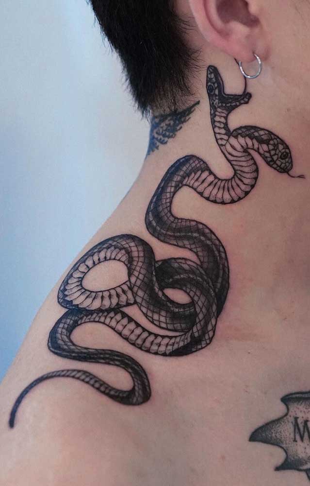 Mas a cobra pode ser uma ótima opção de tatuagem no pescoço.
