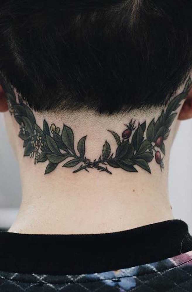 Olha que tatuagem mais linda para fazer na região do pescoço quase chegando na cabeça.