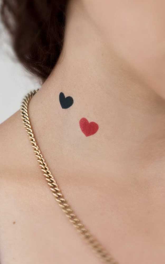 Que tal homenagear o amor da sua vida com uma tattoo bem singela no pescoço?
