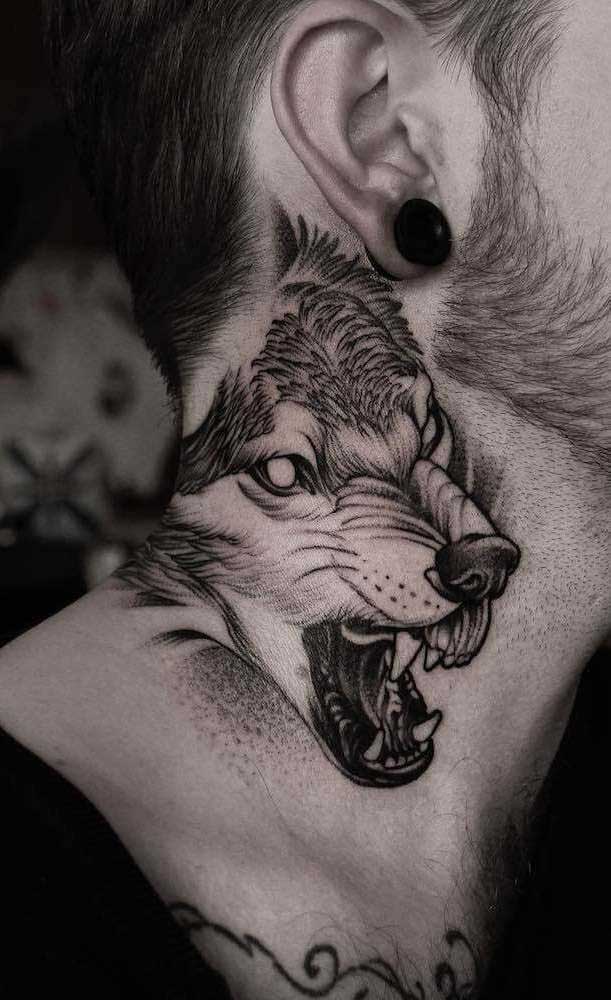 Que tal chamar bastante atenção com o desenho de um lobo no pescoço?