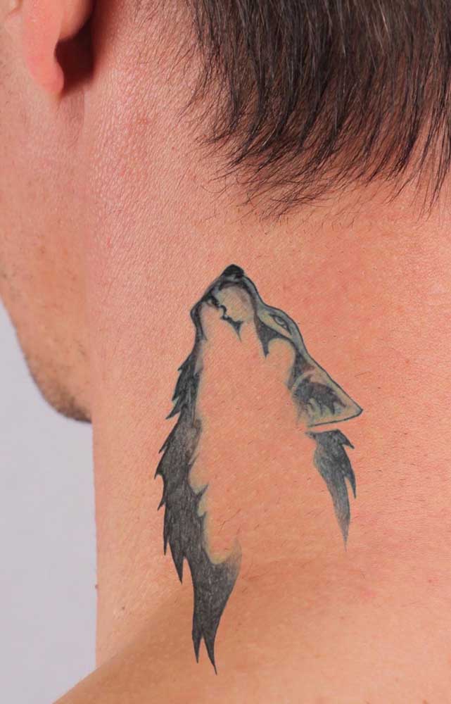 Olha que tatuagem masculina no pescoço representando um lobo que fica linda.