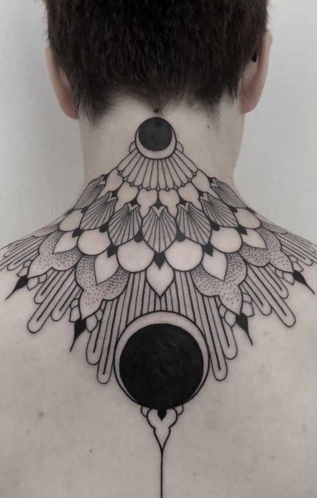 Você pode optar por uma tattoo no pescoço que chega até os ombros como esse modelo.