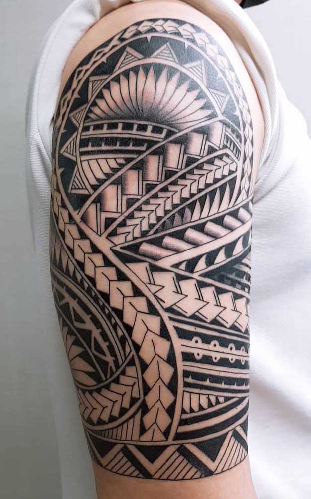 Na tatuagem tribal no braço você pode usar vários desenhos para se transformar em um só.