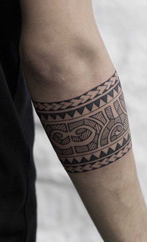 Muitos homens gostam de usar a tatuagem tribal no formato de bracelete.