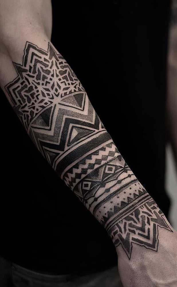 Olha que tatuagem tribal masculina perfeita para fazer no antebraço.