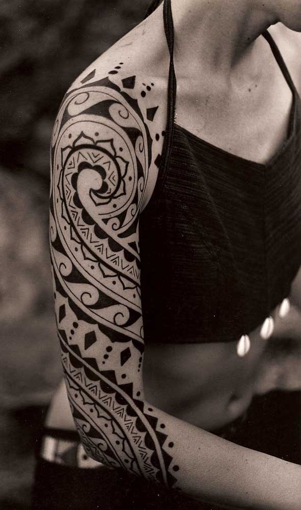Tava achando que era só homem que fazia tatuagem tribal no braço dessa forma?