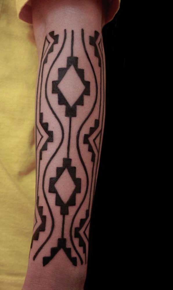 O mais interessante da tribal tatuagem é que você pode escolher o desenho que você quiser que o tatuador dá um jeito.