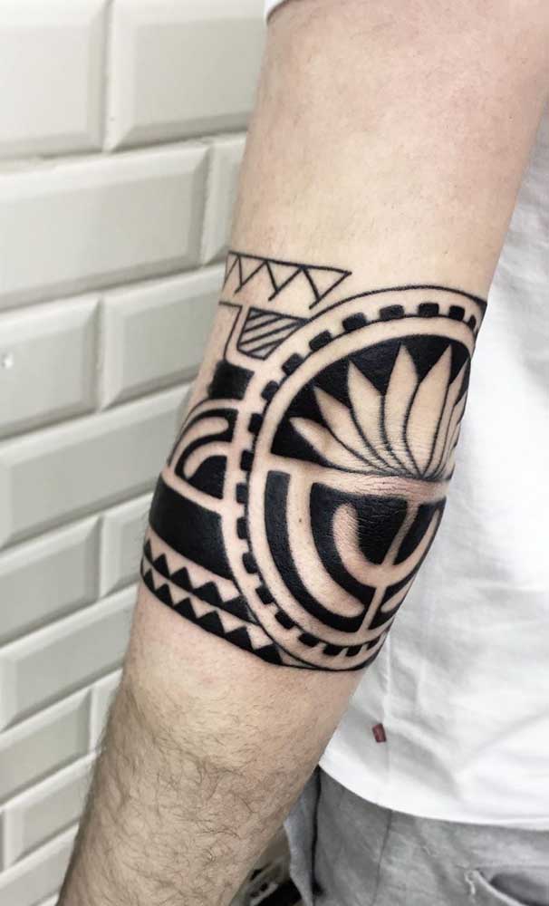 Você percebe como os traços da tatuagem tribal são firmes e grossos.