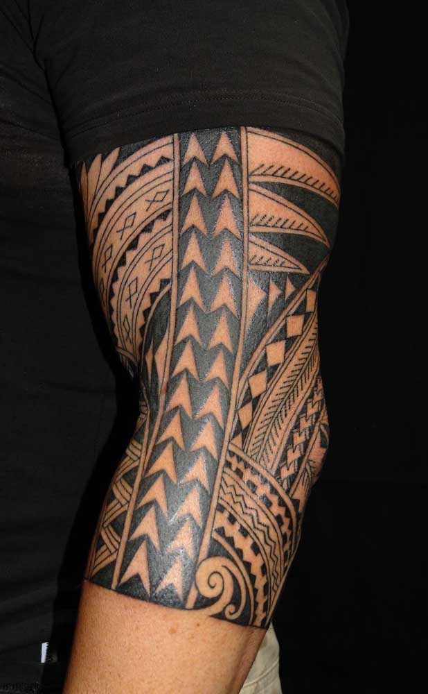 A tatuagem masculina tribal é bem marcante e realmente destaca a área.
