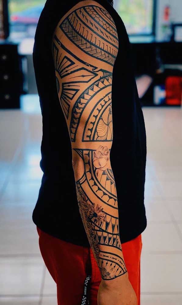 Você também pode fazer uma tatuagem tribal na cor azul escura.