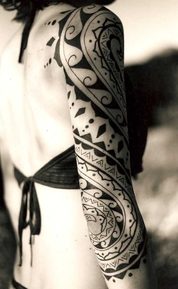 Olha como a tatuagem tribal no braço também fica muito linda em mulheres com personalidade.