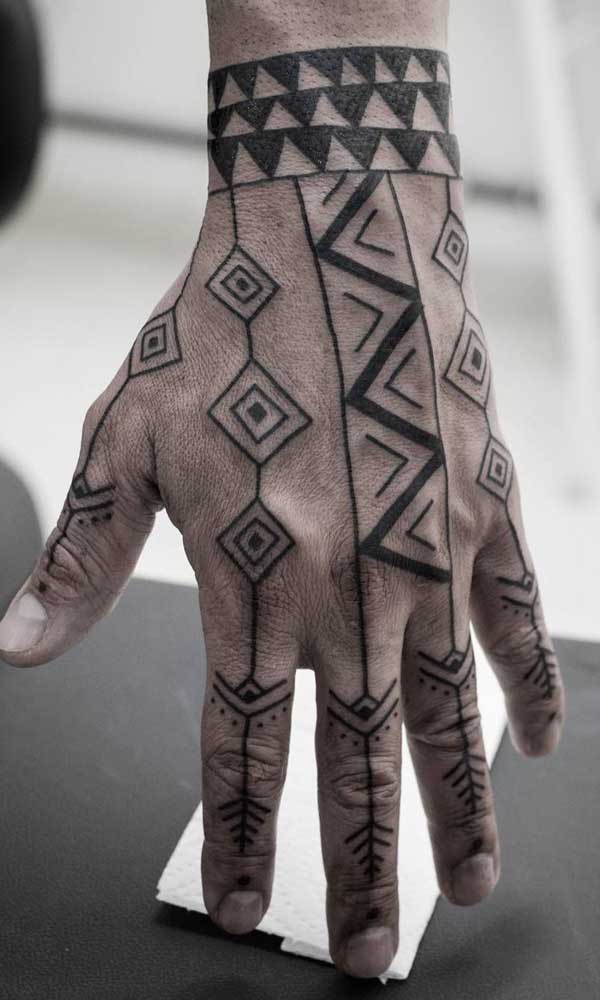 Você já pensou em fazer uma tatuagem tribal na mão? Saiba que essa era uma das áreas mais usadas pelos povos antigos.