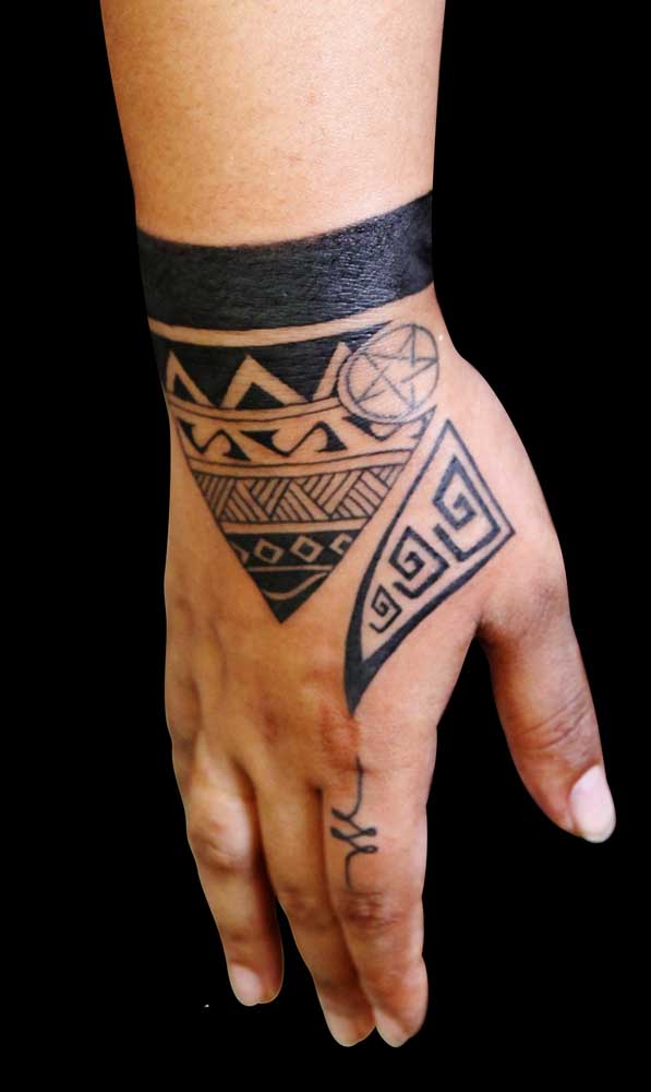 Outro modelo de tatuagem tribal na mão.